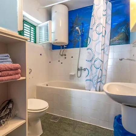 One-bedroom In אומיס